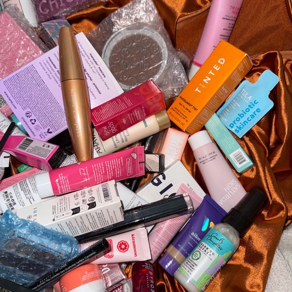 Mystery Boxes 10 Makeup, skincare, hair, nail, etc deluxe samples & full size - Picture 12 of 17